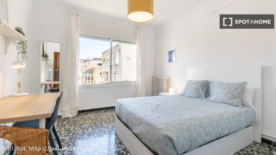 Se alquila habitación en piso de 6 habitaciones en Barcelona - BARCELONA