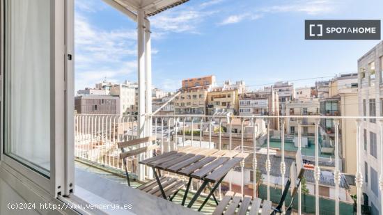 Se alquila habitación en piso de 6 habitaciones en Barcelona - BARCELONA