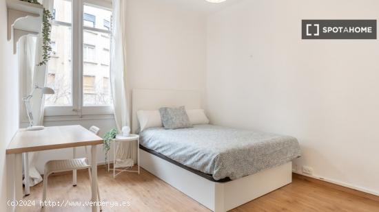 Se alquila habitación en piso de 4 dormitorios en Barcelona - BARCELONA