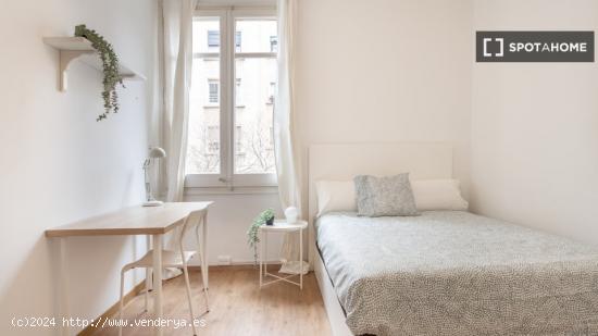 Se alquila habitación en piso de 4 dormitorios en Barcelona - BARCELONA