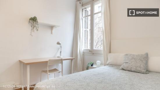 Se alquila habitación en piso de 4 dormitorios en Barcelona - BARCELONA