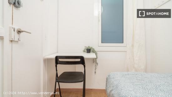 Se alquila habitación en piso de 4 dormitorios en Barcelona - BARCELONA