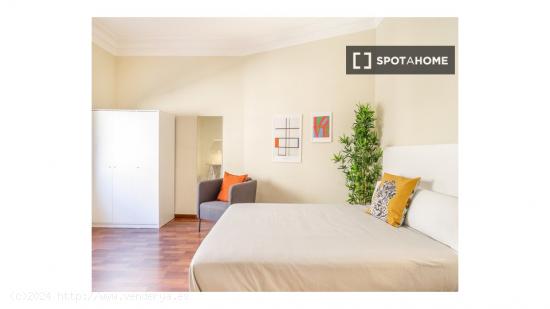 Alquiler de habitaciones en piso de 4 habitaciones cerca de Plaça Catalunya - BARCELONA