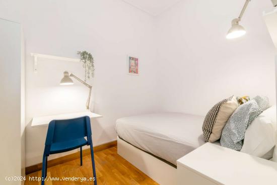  ¡Habitación compartida en alquiler en Barcelona! - BARCELONA 