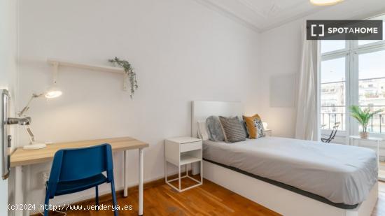 ¡Habitación compartida en alquiler en Barcelona! - BARCELONA