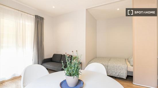 Práctico apartamento amueblado en el centro del pueblo. - BARCELONA