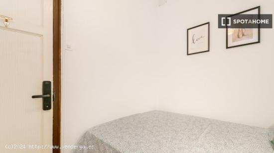 Se alquila habitación en piso de 4 dormitorios en Barcelona - BARCELONA