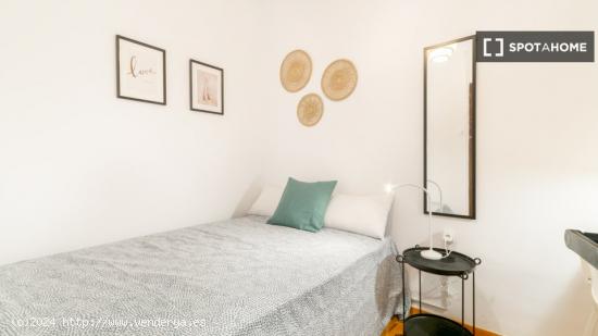 Se alquila habitación en piso de 4 dormitorios en Barcelona - BARCELONA