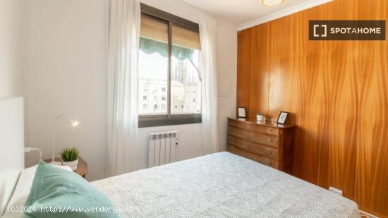 Se alquila habitación en piso de 4 dormitorios en Barcelona - BARCELONA