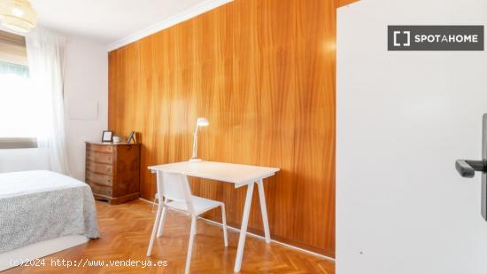 Se alquila habitación en piso de 4 dormitorios en Barcelona - BARCELONA