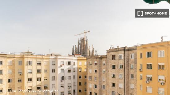 Se alquila habitación en piso de 4 dormitorios en Barcelona - BARCELONA