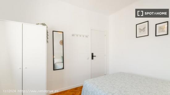 Se alquila habitación en piso de 4 dormitorios en Barcelona - BARCELONA