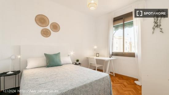 Se alquila habitación en piso de 4 dormitorios en Barcelona - BARCELONA