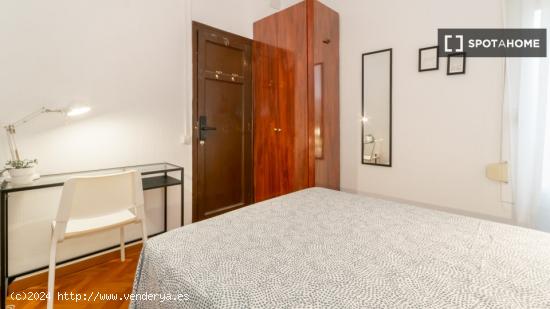 Se alquila habitación en piso de 4 dormitorios en Barcelona - BARCELONA