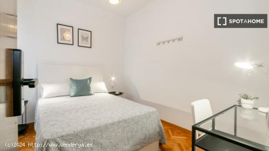 Se alquila habitación en piso de 4 dormitorios en Barcelona - BARCELONA