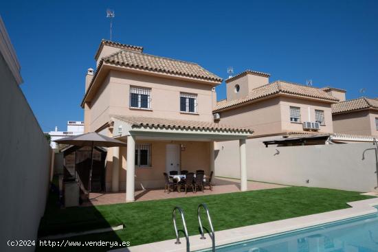 Chalet independiente en primera línea de playa en Chipiona - CADIZ