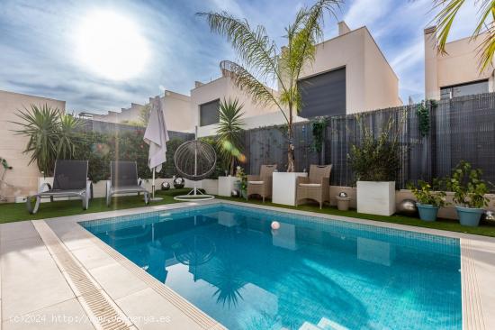 Villa independiente con piscina propia en Villamartin !!! - ALICANTE