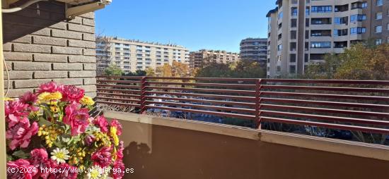  VENTA DE VIVIENDA EN EL CENTRO CON TERRAZA Y PLAZA DE GARAJE EN FINCA - ZARAGOZA 