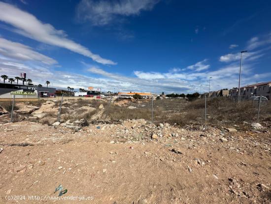 SE ALQUILA PARCELA COMERCIAL DE 1000 MTS2, EN AVENIDA CORTES VALENCIANAS ( TORREVIEJA ) - ALICANTE