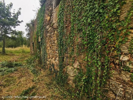 Casa para restaurar con 3000 metros de terreno - A CORUÑA