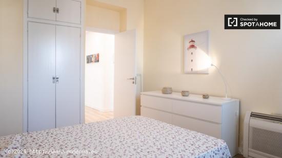 Se alquila habitación luminosa en apartamento de 5 dormitorios en Ríos Rosas - MADRID