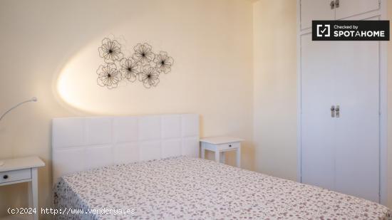 Se alquila habitación luminosa en apartamento de 5 dormitorios en Ríos Rosas - MADRID