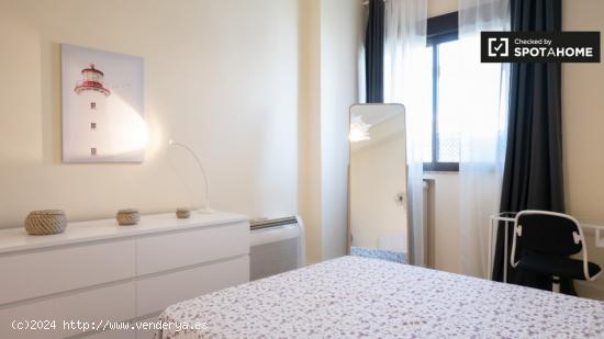 Se alquila habitación luminosa en apartamento de 5 dormitorios en Ríos Rosas - MADRID