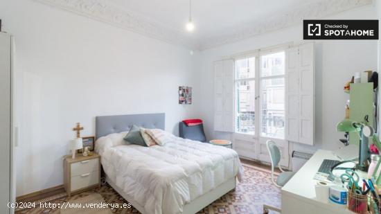 Se alquila habitación en apartamento de 9 dormitorios en el Eixample, Barcelona - BARCELONA