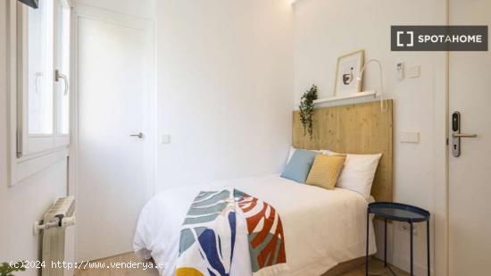 Se alquila habitación en piso de 4 dormitorios en Madrid - MADRID