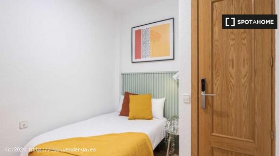 Se alquila habitación en piso de 4 dormitorios en Madrid - MADRID