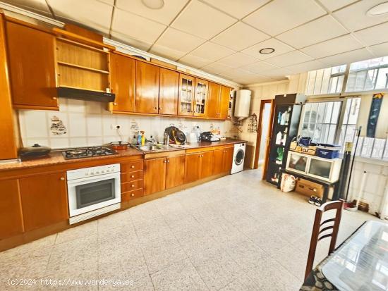  ESTUPENDA CASA EN ORIHUELA CON CHIMENEA Y TERRAZA AMPLIA, LISTA PARA ENTRAR A VIVIR.... ¡VISITELA!  