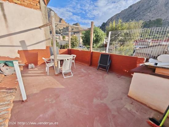 ESTUPENDA CASA EN ORIHUELA CON CHIMENEA Y TERRAZA AMPLIA, LISTA PARA ENTRAR A VIVIR.... ¡VISITELA! 