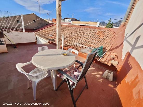 ESTUPENDA CASA EN ORIHUELA CON CHIMENEA Y TERRAZA AMPLIA, LISTA PARA ENTRAR A VIVIR.... ¡VISITELA! 