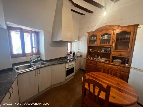 Casa señorial con varios apartamentos y local comercial en Peñarroya de Tastavins - TERUEL