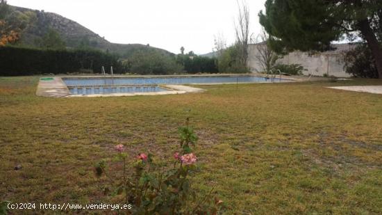 SE VENDE CHALET EN PETRER ZONA LOMA BADÁ - ALICANTE