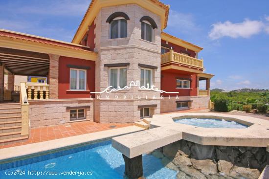 Se alquila precioso y gran chalet independiente en Calpe - ALICANTE