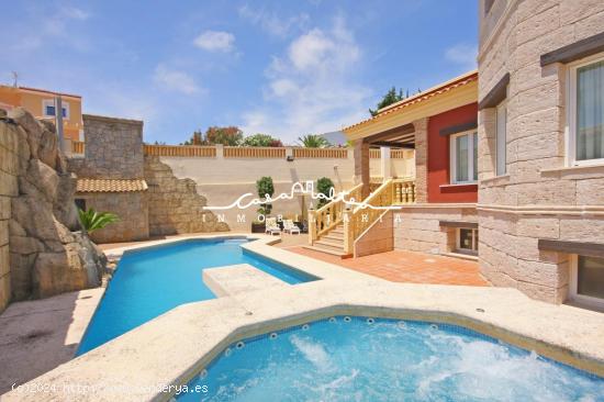 Se alquila precioso y gran chalet independiente en Calpe - ALICANTE