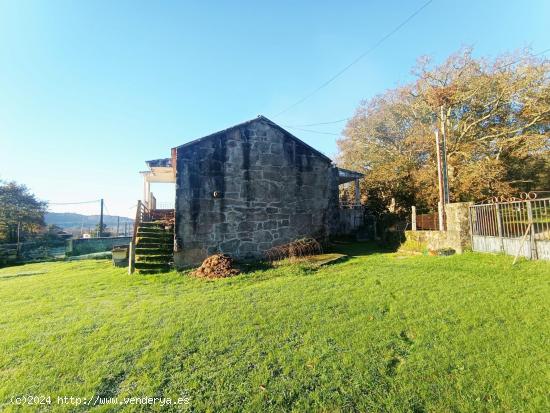 Casa de piedra con finca en la zona de Carballedo - PONTEVEDRA