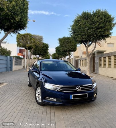 Volkswagen Passat 1.5 eTSI 110kW (150CV) DSG de 2016 con 300.000 Km por 10.000 EUR. en Almeria