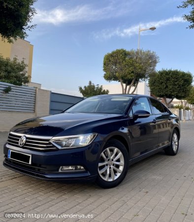 Volkswagen Passat 1.5 eTSI 110kW (150CV) DSG de 2016 con 300.000 Km por 10.000 EUR. en Almeria