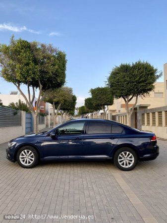 Volkswagen Passat 1.5 eTSI 110kW (150CV) DSG de 2016 con 300.000 Km por 10.000 EUR. en Almeria