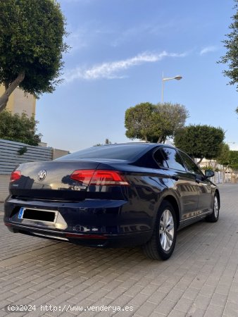 Volkswagen Passat 1.5 eTSI 110kW (150CV) DSG de 2016 con 300.000 Km por 10.000 EUR. en Almeria