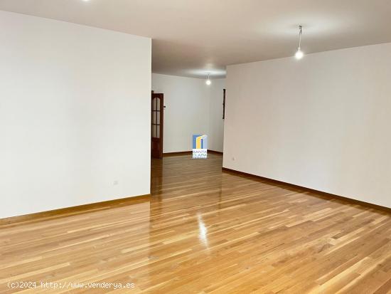 PISO EN VENTA DE 3 DORMITORIOS, 2 BAÑOS Y PATIO EN PLENO CENTRO DE ZAMORA. - ZAMORA