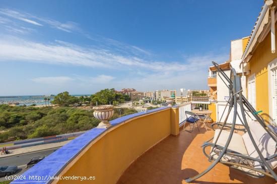  Ático en el mismo centro de Torrevieja con impresionante vitas al mar y amplia terraza en esquina.  