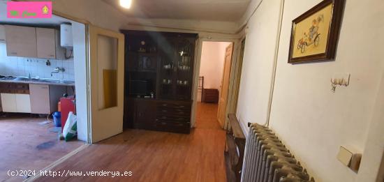 SE VENDE AMPLIO PISO EN EL CENTRO DE CALATAYUD CON 6 HABITACIONES, COCINA, BAÑO,  ALMACEN Y BODEGA 