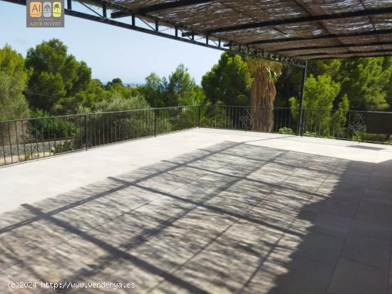 CASA CON TERRENO RODEADO DE ARBOLES Y VISTAS AL MAR, PARA REFORMAR - ALICANTE