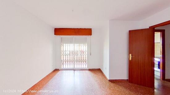 Amplio piso de 3 dormitorios, con terraza y garaje, situado en Parque Nueva Granada. - GRANADA