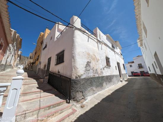  Casa de dos plantas en Somontín - ALMERIA 