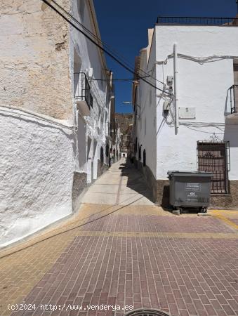 Casa de dos plantas en Somontín - ALMERIA