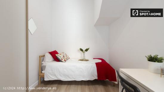 Habitación amueblada con escritorio en un apartamento de 8 dormitorios, Sol - MADRID